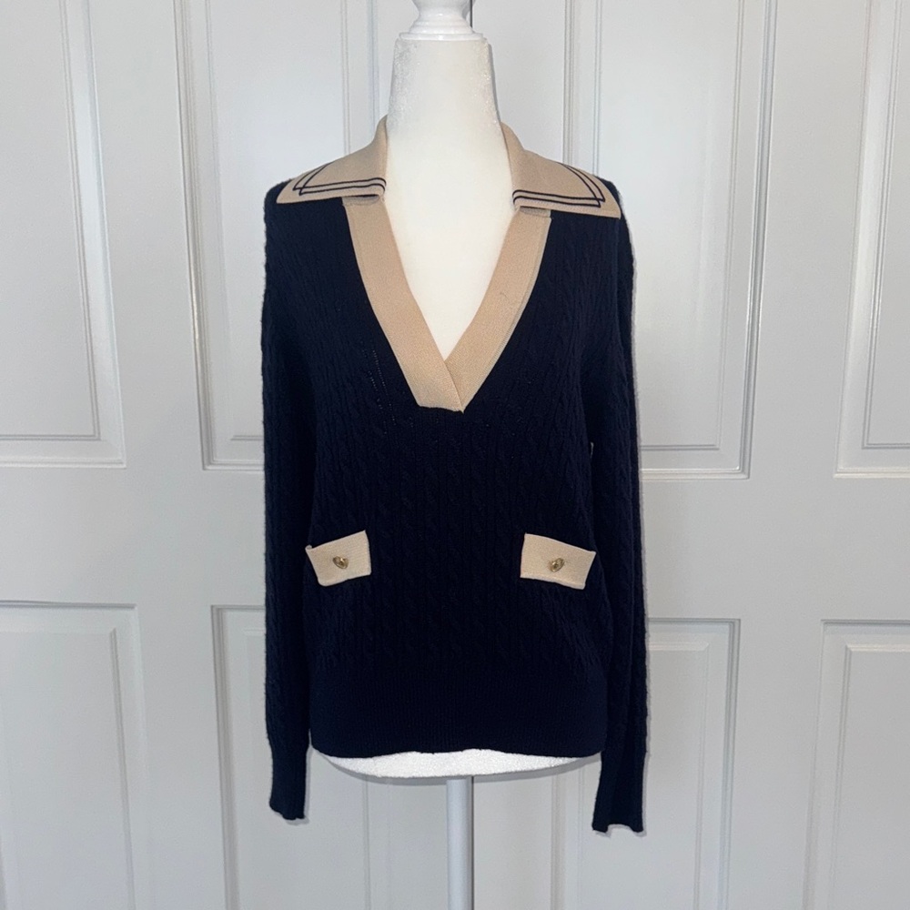 Chic V-Neck Sweater in Navy Blueand Tan